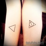 fénykép a halálos ereklyék tetoválásáról 709. sz. - a minta egyedi változata, amely sikeresen használható a halálos ereklyék feldolgozására és felhelyezésére a nyakra tetoválásként