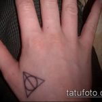 fénykép a halálos ereklyék tetoválásáról, 828. sz. - a minta hűvös változata, amely sikeresen használható változtatásra és halálos ereklyék felhelyezésére a karra tetoválásként