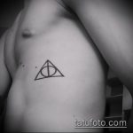 fénykép a halálos ereklyék tetoválásáról, 874. szám - a minta hűvös változata, amely sikeresen használható a halálos ereklyék nyakának átalakítására és alkalmazására tetoválásként