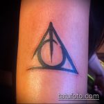 fénykép a halálos ereklyék tetoválásáról № 665 - a minta exkluzív változata, amely könnyen használható a revízióhoz és a halálos ereklyék felhelyezéséhez a hátán tetoválásként