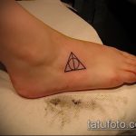 fénykép a halálos ereklyék tetoválásáról, 882 sz.