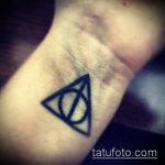 fotó a halálos ereklyék tetoválásáról 300. szám - a rajz hűvös változata, amely sikeresen használható a halálos ereklyék finomítására és felhelyezésére a combon tetoválásként