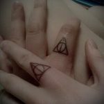 fotó a halálos ereklyék tetoválásáról, 390. szám - a rajz méltó változata, amely jól használható a halálos ereklyék megváltoztatására és a karon történő tetoválásra