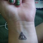 fénykép a halálos ereklyék tetoválásáról 846 sz.