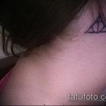 fotó a halálos ereklyék tetoválásáról # 428 - a minta exkluzív változata, amely sikeresen használható a halálos ereklyék véglegesítésére és felhelyezésére az alkarra tetoválásként