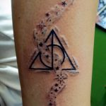 fotó a halálos ereklyék tetoválásáról, 424. szám - a minta érdekes változata, amely sikeresen használható a halálos ereklyék feldolgozására és felhelyezésére a combon tetoválásként