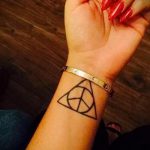 fénykép a halálos ereklyék tetoválásáról # 290 a minta méltó változata, amely sikeresen használható a halálos ereklyék megváltoztatására és tetoválására a fül mögött