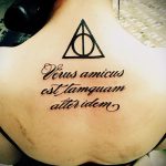 fénykép a halálos ereklyék tetoválásáról, 186. szám - a minta méltó változata, amely sikeresen használható a halálos ereklyék nyakának megváltoztatására és tetoválására