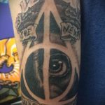 fénykép a halálos ereklyék tetoválásáról № 757 - a rajz hűvös változata, amely könnyen használható a fül mögötti halálos ereklyék felülvizsgálatához és tetoválásként történő alkalmazásához