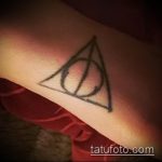 fénykép a halálos ereklyék tetoválásáról, 477. szám - a rajz hűvös változata, amely sikeresen használható a halálos ereklyék karon történő finomítására és felhelyezésére tetoválásként