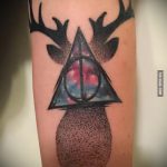 fénykép a halálos ereklyék tetoválásáról 811 sz. - a minta exkluzív változata, amely sikeresen használható a halálos ereklyék feldolgozására és felhelyezésére a combra tetoválásként