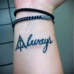 fotó a halálos ereklyék tetoválásról 411 sz. - a minta érdekes változata, amely sikeresen használható a combon lévő halálos ereklyék feldolgozására és alkalmazására tetoválásként