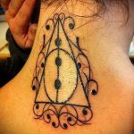 fénykép a halálos ereklyék tetoválásáról 281. sz. - a minta méltó változata, amely könnyen felhasználható a combon lévő halálos ereklyék átalakítására és felhelyezésére tetoválásként