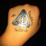 fotó a halálos ereklyék tetoválásáról, 388. szám - a minta exkluzív változata, amely könnyen használható a halálos ereklyék átalakítására és felhelyezésére a hátán tetoválásként