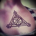 fénykép a halálos ereklyék tetoválásáról, 952. sz. - a minta méltó változata, amely sikeresen használható a halálos ereklyék átalakítására és felhelyezésére az alkarra tetoválásként