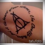 fotó a halálos ereklyék tetoválásáról # 7 - a minta hűvös változata, amely sikeresen használható a halálos ereklyék finomítására és felhelyezésére a nyakra tetoválásként