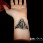 fénykép a halálos ereklyék tetoválásáról №809 - a minta méltó változata, amely sikeresen használható a halálos ereklyék átalakítására és felhelyezésére a karra tetoválásként