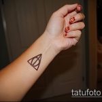 fénykép a halálos ereklyék tetoválásáról, 64. szám - a minta egyedi változata, amely sikeresen használható a halálos ereklyék megváltoztatására és tetoválásként a nyakra történő felhelyezésére