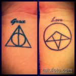 fénykép a halálos ereklyék tetoválásáról # 811 - a minta exkluzív változata, amely sikeresen használható revízióra és halálos ereklyék felhelyezésére a nyakra tetoválásként