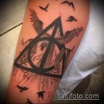 fotó a halálos ereklyék tetoválásáról, 397. szám - a rajz hűvös változata, amely könnyen használható revízióhoz és tetoválásként a combon lévő halálos ereklyék felhelyezéséhez