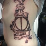 fénykép a halálos ereklyék tetoválásáról, 607. szám - a minta hűvös változata, amely jól használható a halálos ereklyék megváltoztatására és felhelyezésére a hátán, mint tetoválás