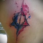 fotó a halálos ereklyék tetoválásról # 428 a minta klassz változata, amely könnyen használható revízióhoz és halálos ereklyék felhelyezéséhez a nyakon tetoválásként