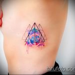 fénykép a halálos ereklyék tetoválásáról №990 - a minta méltó változata, amely könnyen használható a halálos ereklyék megváltoztatására és a nyakra való felhelyezésére tetoválásként