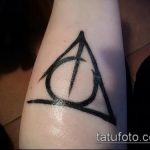 fénykép a halálos ereklyék tetoválásáról, 157. szám - a kép hűvös változata, amely könnyen használható a halálos ereklyék nyakának tetoválásként történő felülvizsgálatához és alkalmazásához