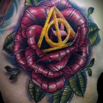 fénykép a halálos ereklyék tetoválásáról, 809. szám - a minta hűvös változata, amely sikeresen használható a véglegesítéshez és a halálos ereklyék felhelyezéséhez a hátán tetoválásként