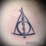 fénykép a halálos ereklyék tetoválásáról 703. sz. - a rajz hűvös változata, amely sikeresen használható a halálos ereklyék nyakának finomítására és alkalmazására tetoválásként