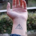 fotó a halálos ereklyék tetoválásáról, 160. szám - a minta exkluzív változata, amely sikeresen használható a halálos ereklyék nyakának tetoválásként történő feldolgozására és alkalmazására.