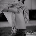 fotó a halálos ereklyék tetoválásáról, 395. sz. - a minta méltó változata, amely könnyen használható a halálos ereklyék átalakítására és felhelyezésére az alkarra tetoválásként