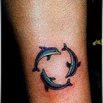 fotó a delfintetoválásról, 587. sz. - a minta hűvös változata, amely sikeresen használható a delfintetoválás feldolgozására és felhelyezésére a farokcsontra fényképként