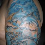fénykép a 947 -es delfintetoválásról - a minta érdekes változata, amely sikeresen használható a delfin tetoválás feldolgozására és felhelyezésére a lábára fényképként