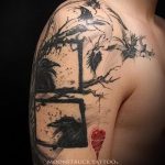 fotó a 698 -as számú fa tetoválásról - a minta méltó változata, amely jól használható a fa megváltoztatására és a csuklóra való felhelyezésére tetoválásként