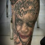 fotó a Joker tetoválásról, 854. sz. - a minta hűvös változata, amely sikeresen használható változtatásra és alkalmazásra, mint joker tetoválás a lábán