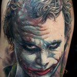 fotó a joker tetoválásról # 946 - a minta hűvös változata, amely könnyen használható feldolgozásra és alkalmazásra joker tetoválásként a homlokon
