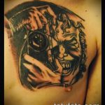 fotó a 243. számú joker tetoválásról - a minta méltó változata, amely könnyen használható feldolgozásra és alkalmazásra joker tetoválásként a realizmus stílusában