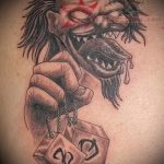 fotó a joker tetoválásról # 642 - a minta hűvös változata, amely könnyen használható feldolgozásra és alkalmazásra joker tetoválásként a homlokon