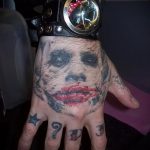 fotó a joker tetoválásról # 287 - a minta exkluzív változata, amely sikeresen használható változtatásra és alkalmazásra joker tetoválásként a vállán