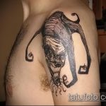 fotó a joker tetoválásról # 219 - a minta hűvös változata, amely sikeresen használható a joker átalakítására és tetoválásként történő alkalmazására a lábán