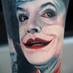 fotó a 700 -as joker tetoválásról - a minta hűvös változata, amely sikeresen használható változtatásra és alkalmazásra, mint joker tetoválás a vállán