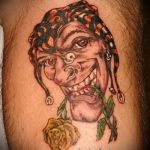 fotó a 263. számú joker tetoválásról - a minta érdekes változata, amely sikeresen használható változtatásra és alkalmazásra kalapos joker tetoválásaként