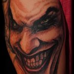 fotó a joker tetoválásról # 711 - a kép exkluzív változata, amely sikeresen használható revízióra és alkalmazásra a joker tetoválásaként a filmből