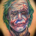fotó a joker tetoválásról # 976 - a minta érdekes változata, amely sikeresen használható felülvizsgálatra és alkalmazásra kalapos joker tetoválásaként