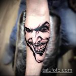 fotó a joker tetoválásról, 493. szám - a minta érdekes változata, amely könnyen használható változtatásra és tetoválásként a csuklóra mosolygó mosoly felhelyezésére