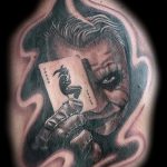 fotó a 148 -as számú joker tetoválásról - a minta méltó változata, amely sikeresen használható feldolgozásra és joker old school tetoválásként történő alkalmazásra