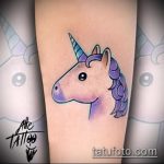 Az alkalmazott egyszarvú tetoválás hűvös változata - a rajz alkalmas egyszarvú tetováláshoz a fül mögött