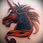 Az alkalmazott egyszarvú tetoválás eredeti változata - a rajz alkalmas egyszarvú tetováláshoz.