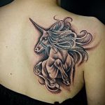 Az alkalmazott egyszarvú tetoválás eredeti változata - a rajz alkalmas egyszarvú tetoválásra a nyakon